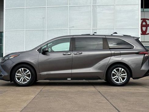Certified 2021 Toyota Sienna Platinum image 8