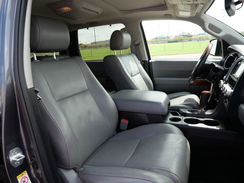 Used 2018 Toyota Sequoia Platinum w/ Carpet Mat Package image 19