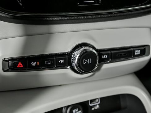 Used 2019 Volvo XC40 T4 Momentum image 37