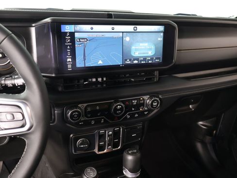 Used 2025 Jeep Wrangler Unlimited Sahara AWD/4WD image 5
