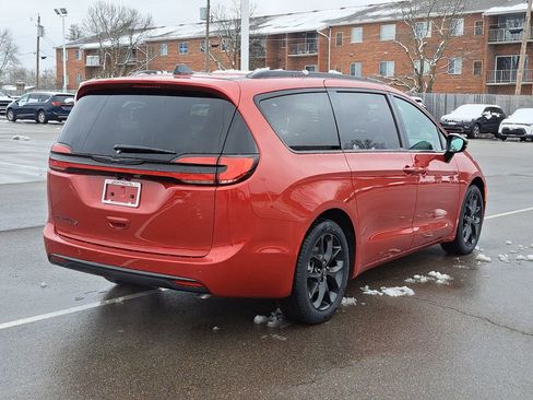 New 2026 Chrysler Pacifica Select w/ S Appearance Package image 4
