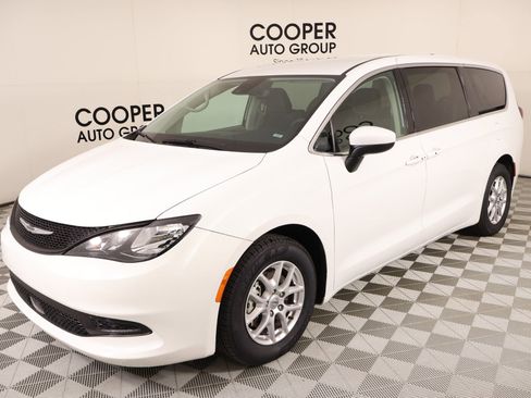 Used 2023 Chrysler Voyager LX image 10