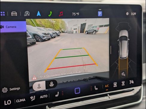 Used 2025 Volkswagen Tiguan SE image 18