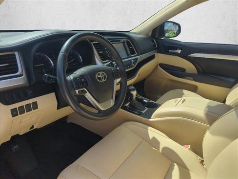 Used 2015 Toyota Highlander XLE FWD image 9