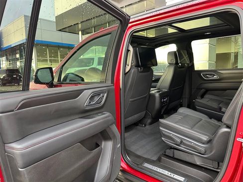 Used 2021 Chevrolet Suburban RST w/ Luxury Package image 16