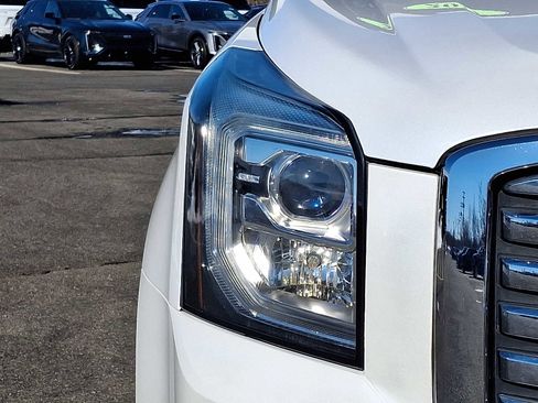 Used 2017 GMC Yukon SLT w/ Premium Edition image 9