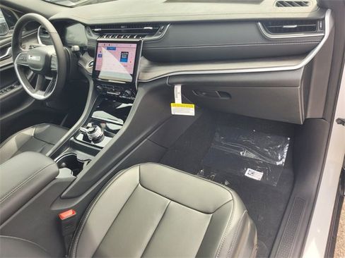 New 2025 Jeep Grand Cherokee Limited image 17