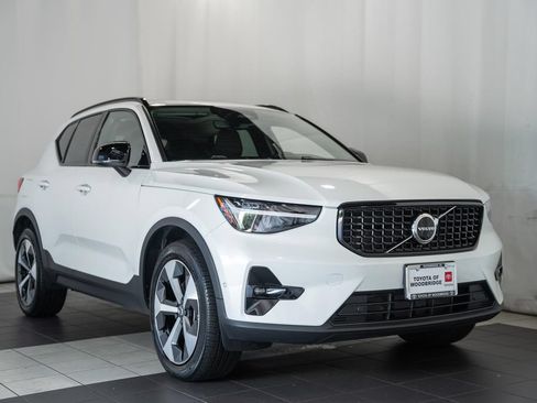 Used 2023 Volvo XC40 B5 Plus w/ Driver Assist Package AWD/4WD image 1