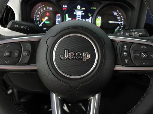 Used 2025 Jeep Wrangler Unlimited Sahara AWD/4WD image 12