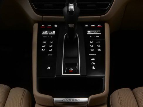 Used 2025 Porsche Macan image 31