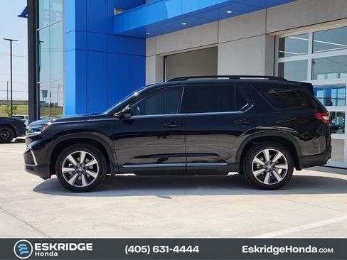 Used 2025 Honda Pilot Touring image 4