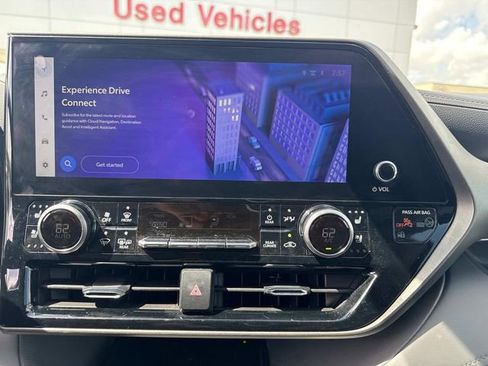 Used 2023 Toyota Highlander Limited image 32
