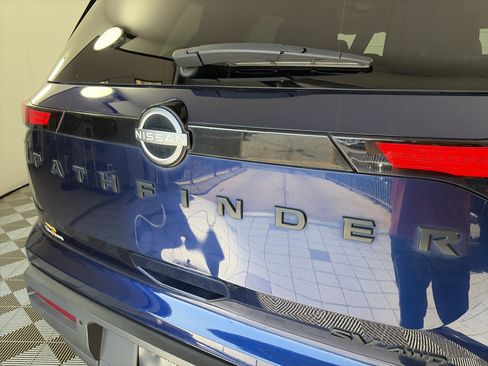 Used 2022 Nissan Pathfinder SV w/ SV Premium Package AWD/4WD image 17