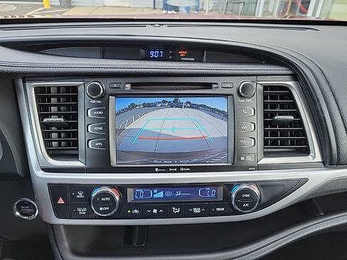 Used 2017 Toyota Highlander SE AWD/4WD image 27