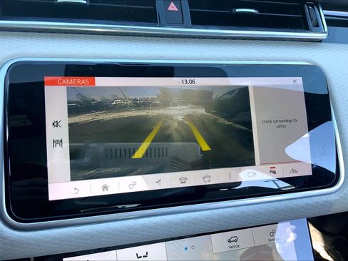 Used 2018 Land Rover Range Rover Velar R-Dynamic SE image 27