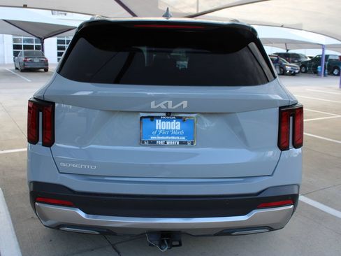 Used 2025 Kia Sorento S FWD image 4