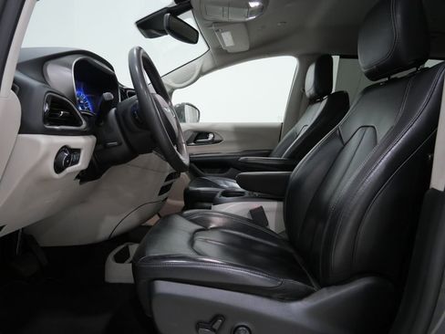 Used 2022 Chrysler Pacifica Touring-L FWD image 11