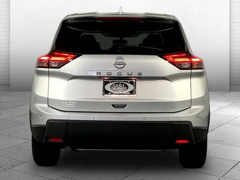 Used 2025 Nissan Rogue SV image 3