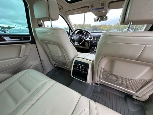 Used 2015 Volkswagen Touareg Sport image 24