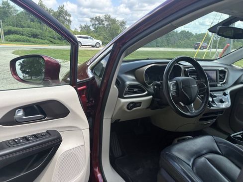 Used 2018 Chrysler Pacifica Touring-L FWD image 11