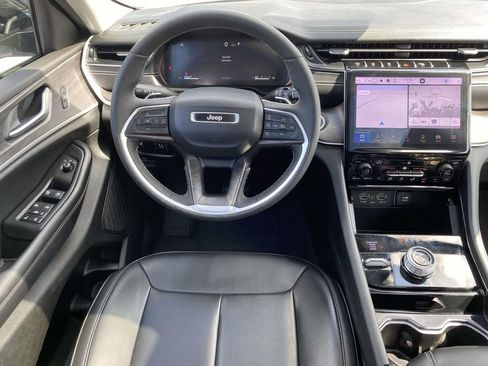 Used 2023 Jeep Grand Cherokee L Limited AWD/4WD image 9