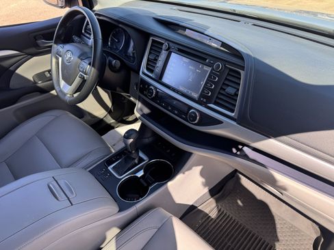 Used 2017 Toyota Highlander XLE image 19