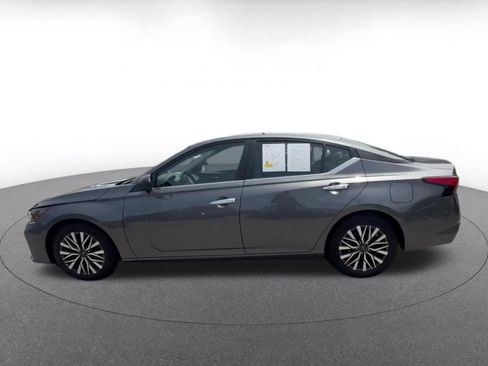 Used 2025 Nissan Altima 2.5 SV FWD image 9