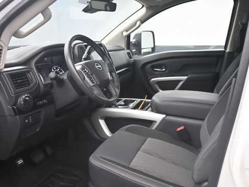 Used 2024 Nissan Titan SV w/ SV Convenience Package image 9