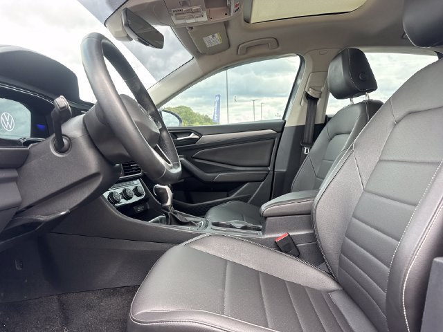 Used 2023 Volkswagen Jetta SE w/ Panoramic Sunroof Package FWD image 11