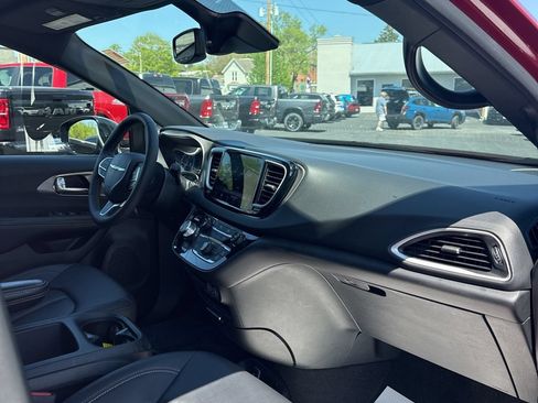 Used 2025 Chrysler Pacifica Select FWD image 33