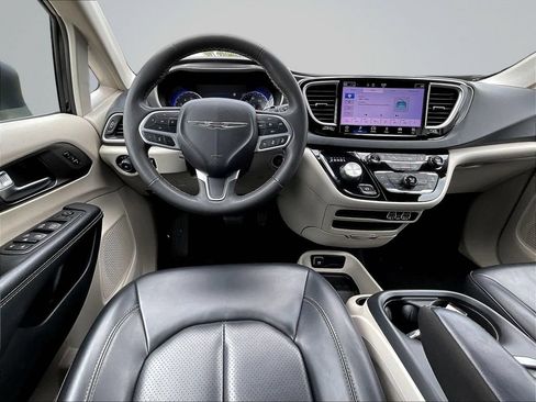 Used 2023 Chrysler Pacifica Touring-L FWD image 10