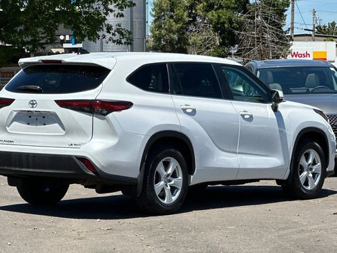 Used 2023 Toyota Highlander LE AWD/4WD image 4