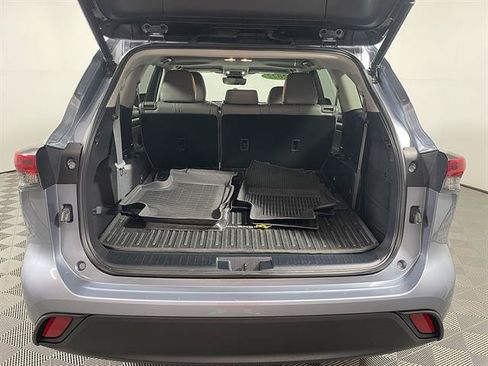 Used 2022 Toyota Highlander XLE AWD/4WD image 23