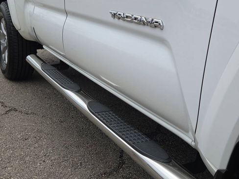 Used 2018 Toyota Tacoma SR5 AWD/4WD image 8