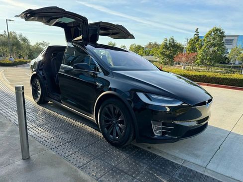 Used 2018 Tesla Model X 75D image 9
