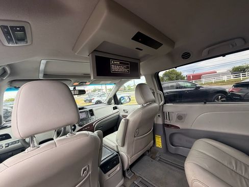 Used 2014 Toyota Sienna XLE w/ XLE Premium Package FWD image 19