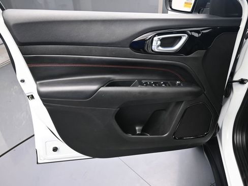 Used 2023 Jeep Compass Trailhawk image 12