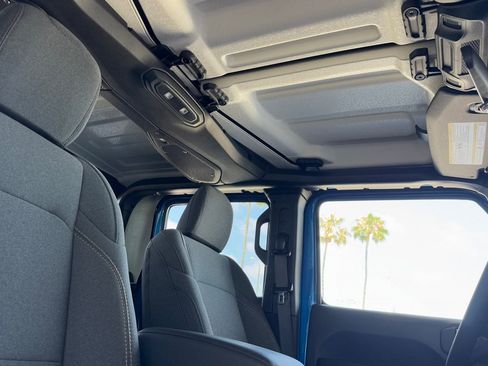 New 2025 Jeep Gladiator Sport image 13