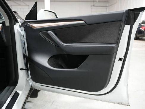 Used 2025 Tesla Model Y Long Range image 32