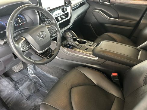 Used 2023 Toyota Highlander Limited image 11