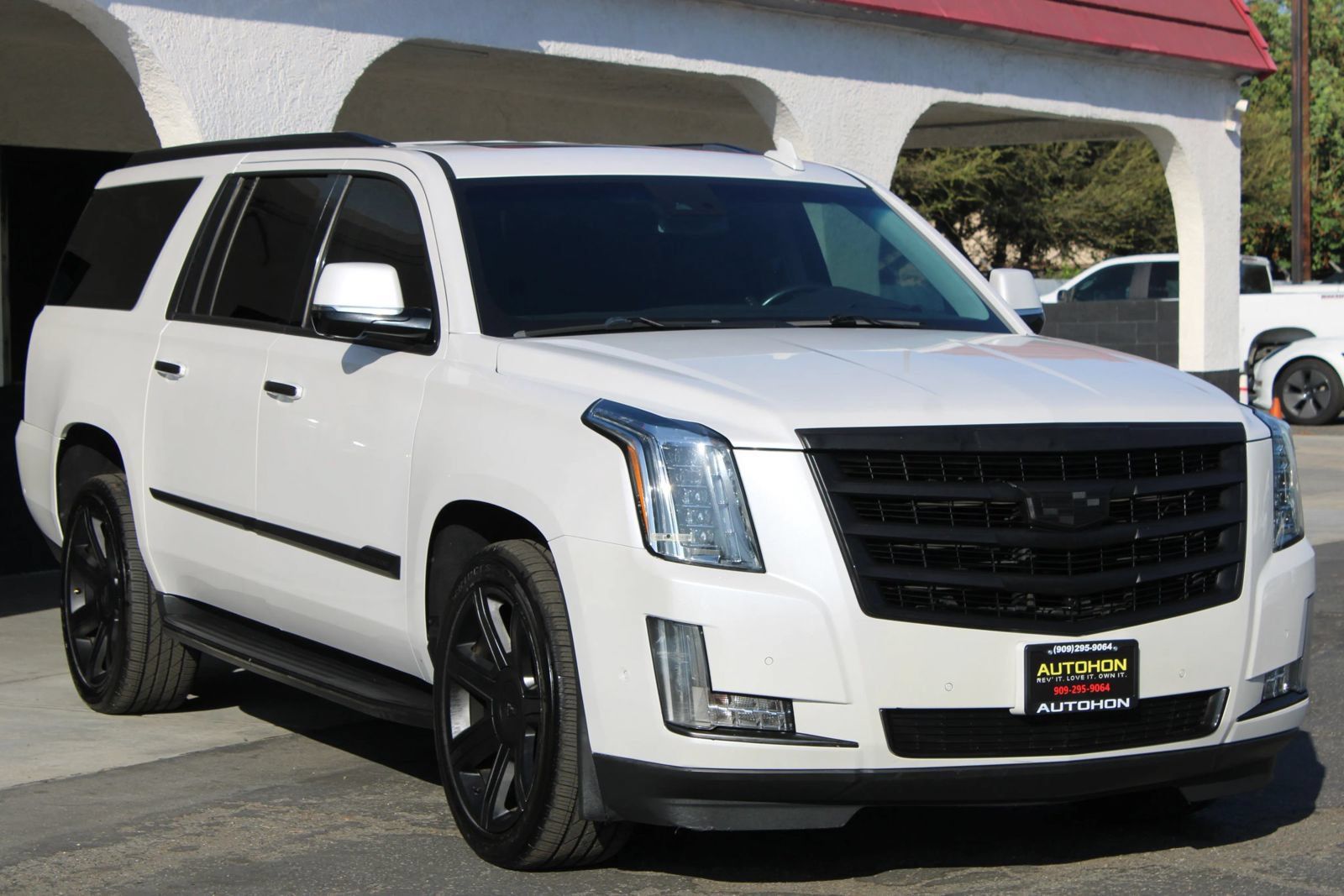 Used 2018 Cadillac Escalade ESV Luxury AWD/4WD image 3