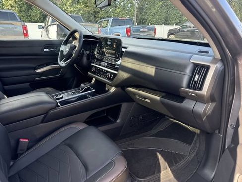 Used 2025 Nissan Pathfinder Platinum AWD/4WD image 28