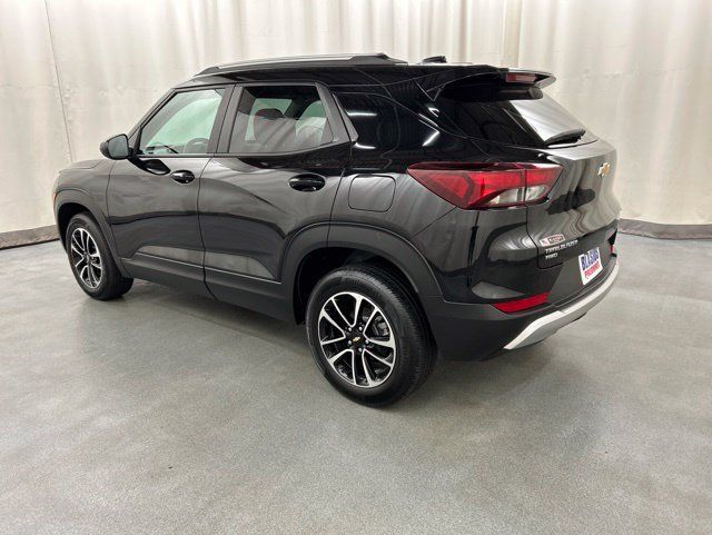 Used 2025 Chevrolet TrailBlazer LT AWD/4WD image 3
