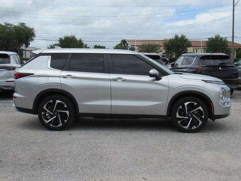 Used 2023 Mitsubishi Outlander SE FWD image 2