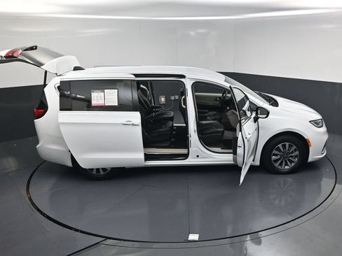 Used 2024 Chrysler Pacifica Limited FWD image 21