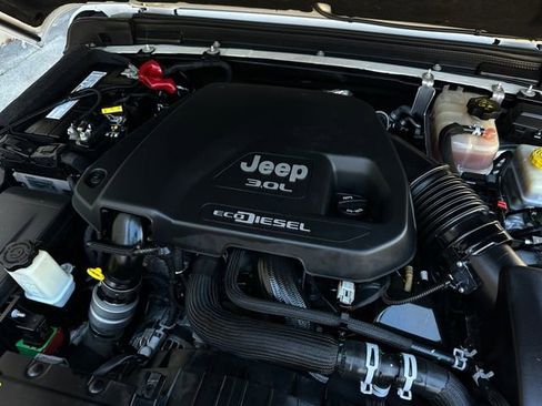 Used 2021 Jeep Wrangler Unlimited Rubicon w/ Dual Top Group AWD/4WD image 39