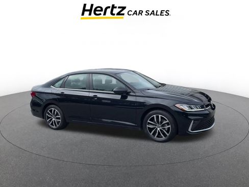 Used 2025 Volkswagen Jetta SE image 1