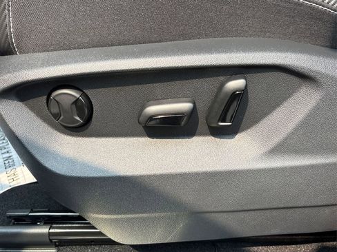 Used 2025 Volkswagen Atlas Cross Sport SE image 41