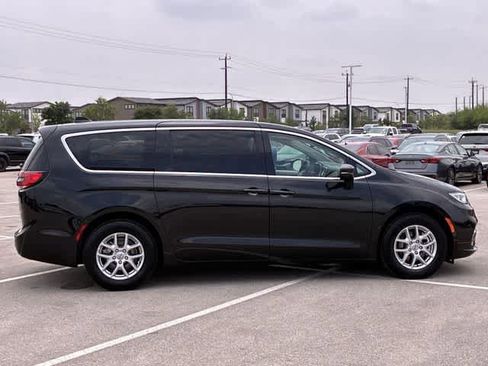 Used 2023 Chrysler Pacifica Touring-L FWD image 11