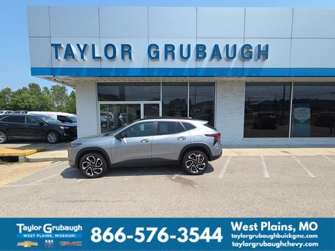 Used 2025 Chevrolet Trax RS FWD image 1